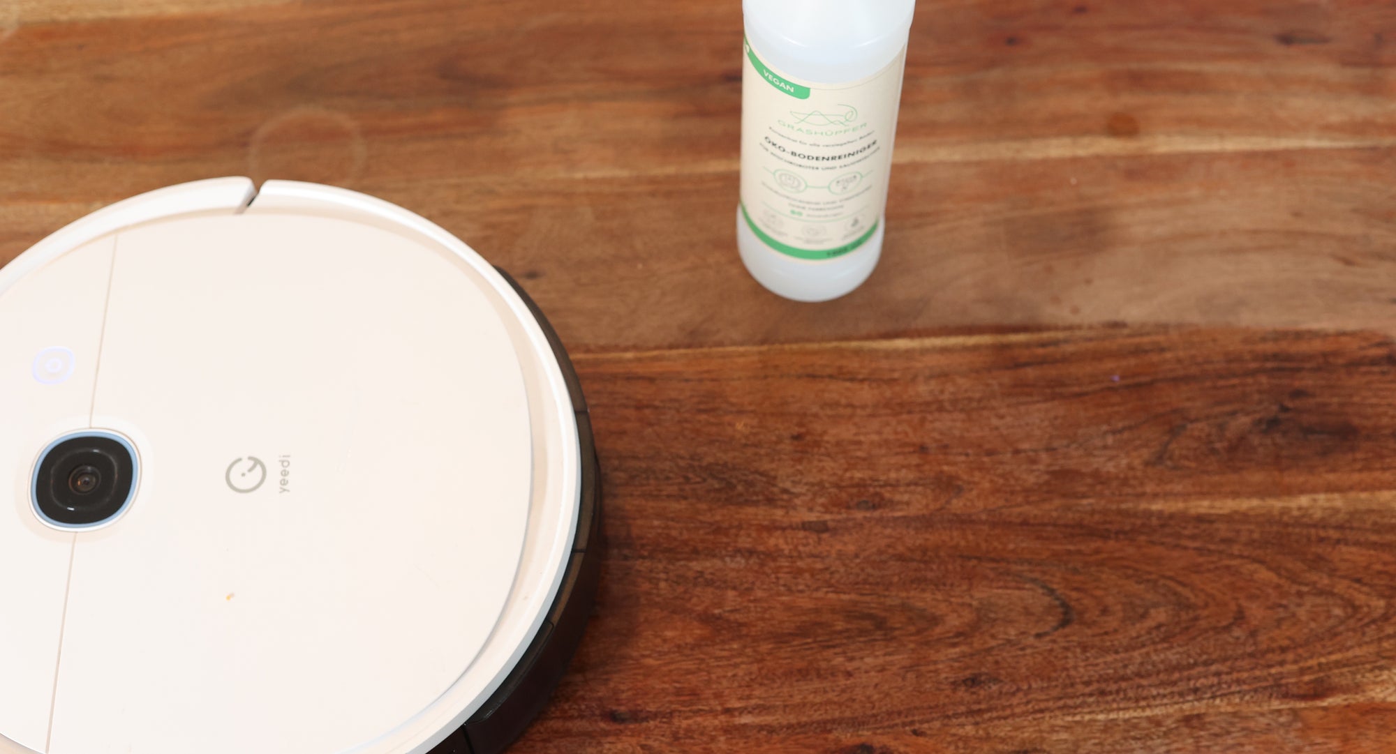 Ein Wischroboter wischt den Boden absolut schaumfrei mit dem Grashüpfer Öko-Bodenreiniger für Wischroboter und Saugwischer.