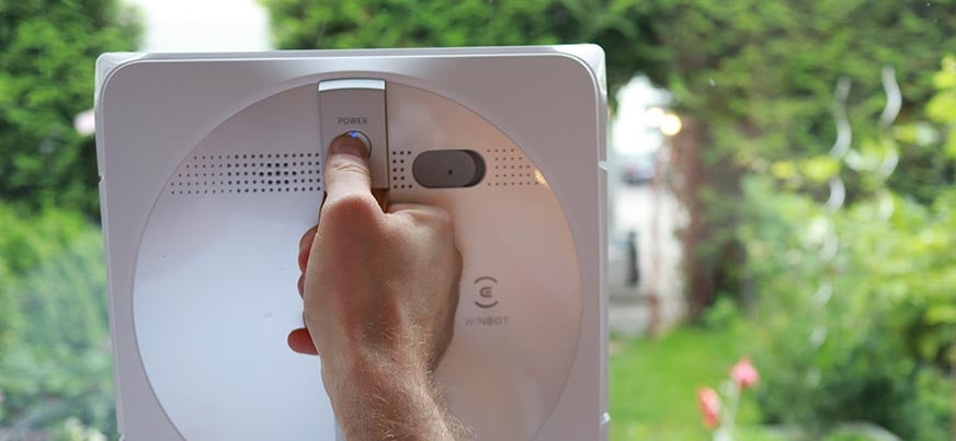 Ein Fenster wird mit dem ECOVACS WINBOT Fensterputzroboter mit dem Grashüpfer Öko-Glasreiniger für Fensterputzroboter und Fenstersauger gereinigt.