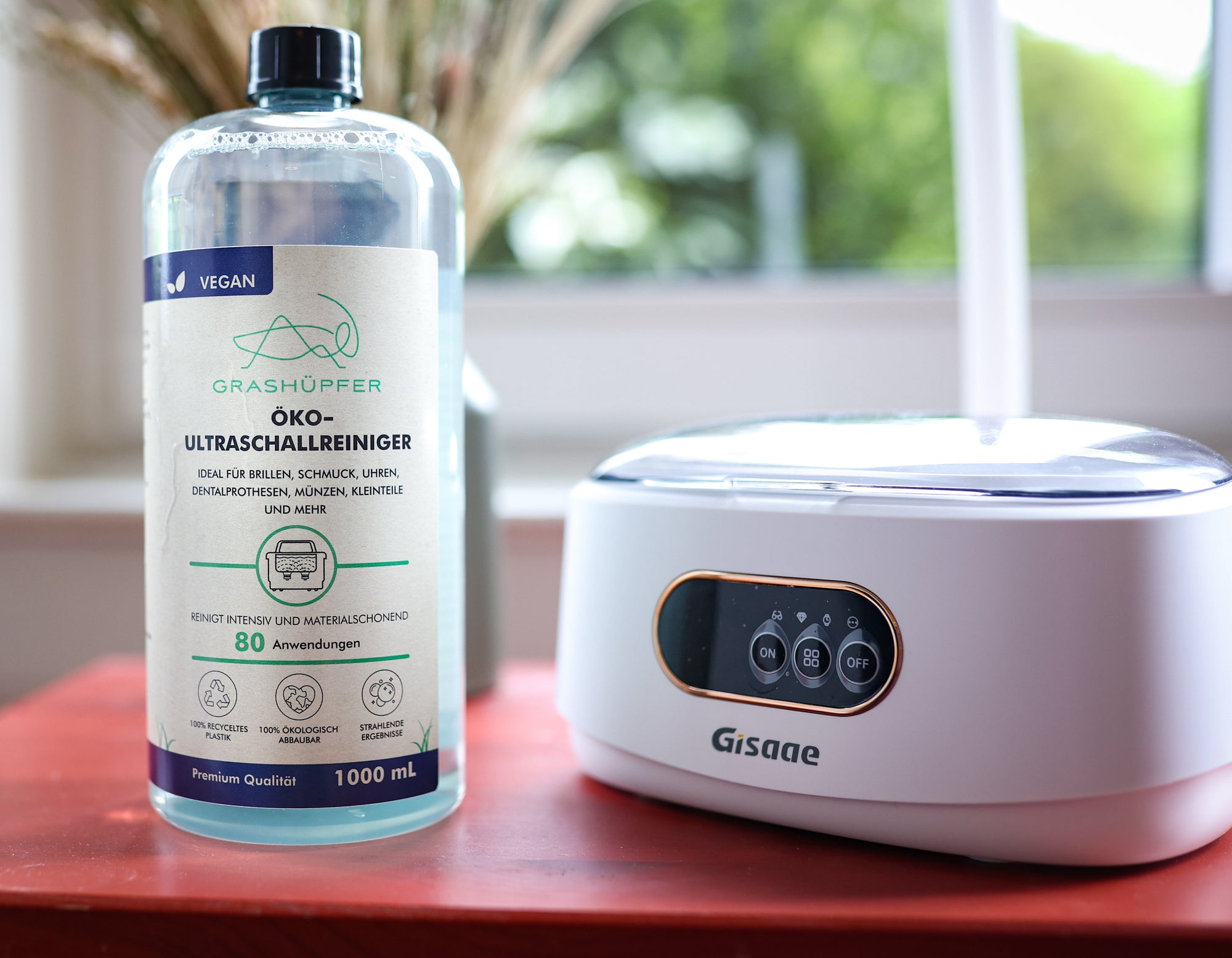 Der Grashüpfer Öko-Ultraschallreiniger für Ultraschallgeräte steht direkt neben einem Ultraschallreinigungsgerät.