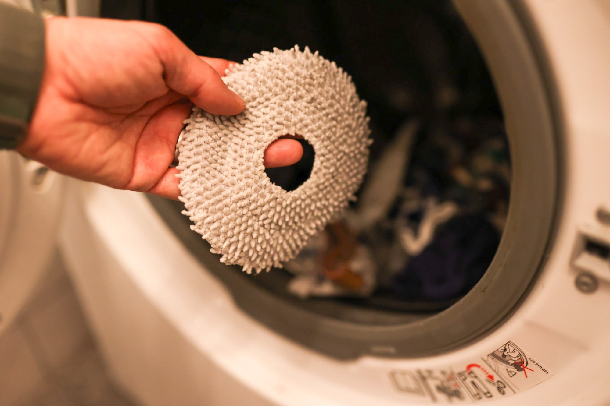Die Dreame / Mova Wischpads von Grashüpfer für Dreame Saug und Wischroboter sind pflegeleicht und bei 30° in der Waschmaschine waschbar, daher wird ein Dreame Wischmopp zur Schmutzwäsche in dei Waschmaschine gelegt.
