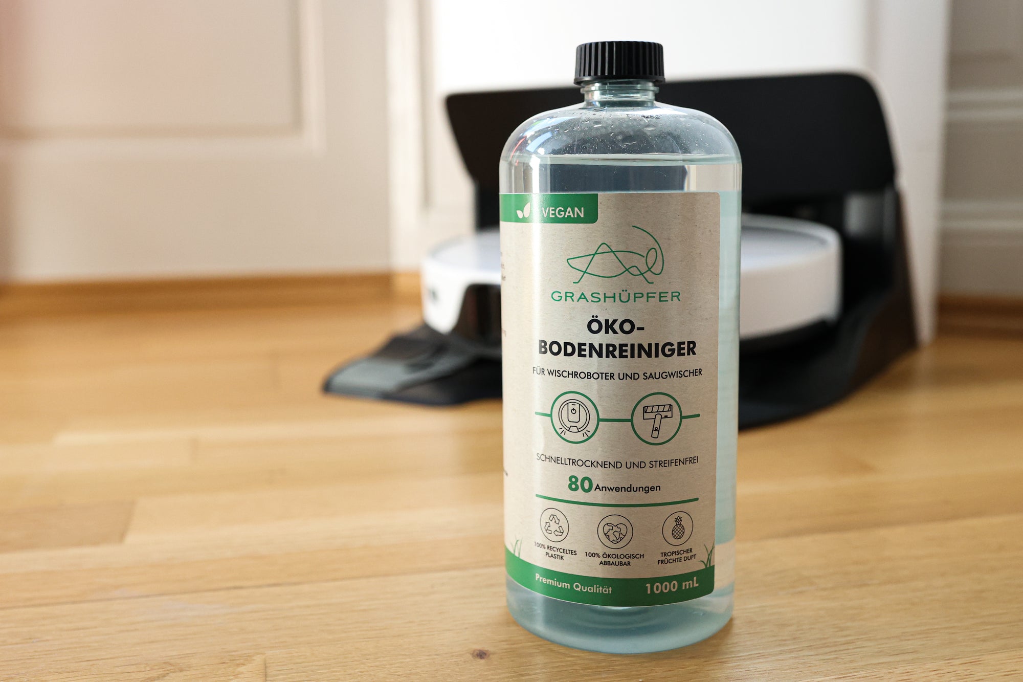 Grashüpfer Öko-Reiniger mit tropischem Duft, ideal für Wischroboter und Saugwischer aller Art – flüssige Konzentratformel mit hoher Reinigungsleistung.