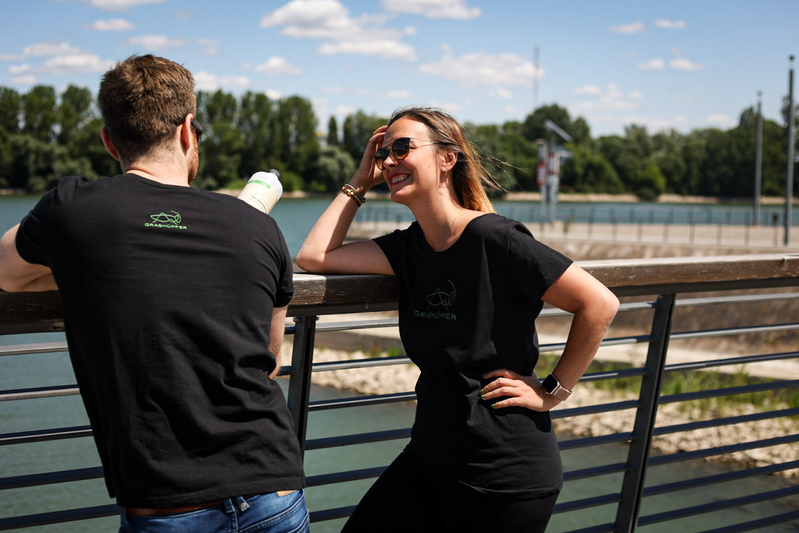 Das Grashüpfer Team ist ambitioniert und diskutiert über eines der Grashüpfer nachhaltigen und umweltfreundlichen Produkte.