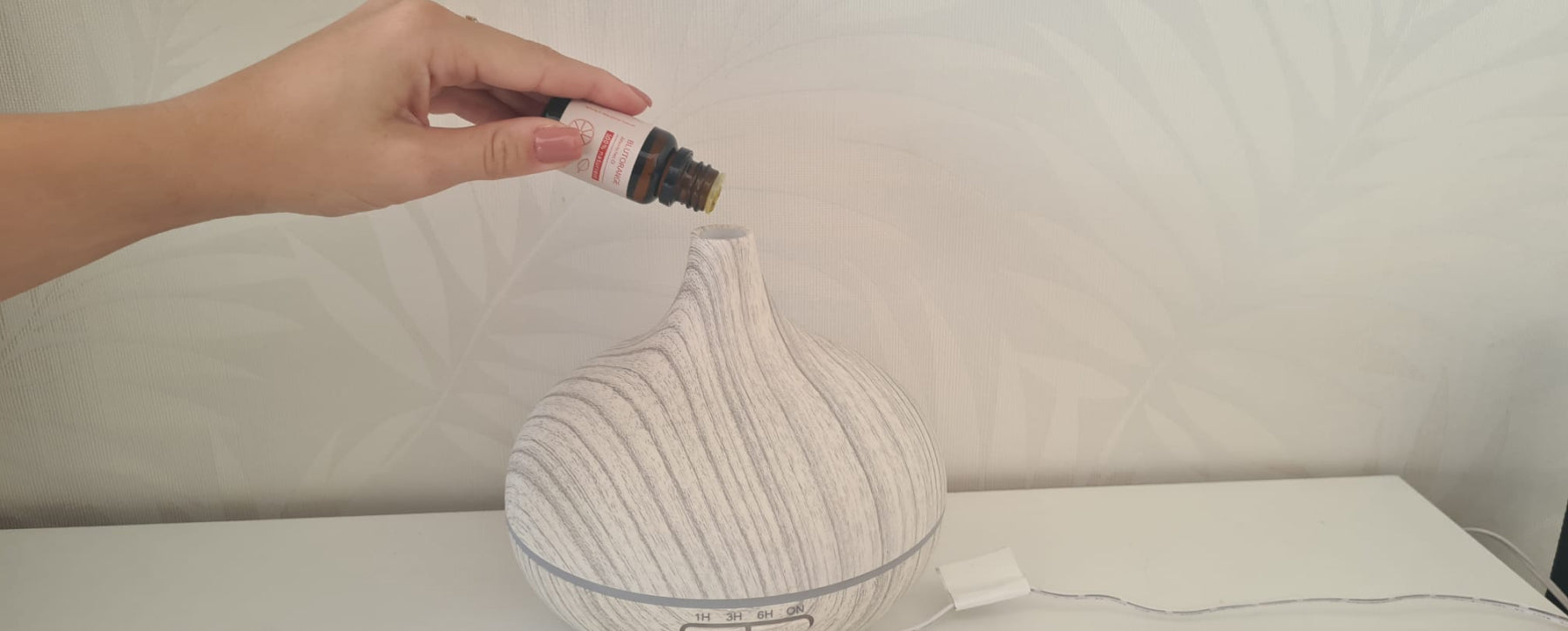 Blutorangenoel wird in den Aroma Diffuser geschüttet.