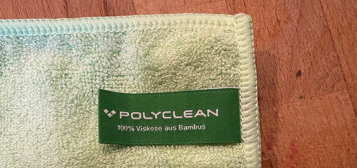 Auf den Grashüpfer Bambus Allzwecktüchern wird das Schild gezeigt, auf dem Steht, POLYCLEAN 100% Viskose aus Bambus.