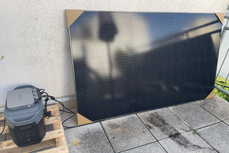 Eine Solaranlage, Balkonkraftwerk mit einem Solarpanel stehen auf einem Balkon und werden gleich mit dem Öko Solarreiniger von Grashüpfer gereinigt.