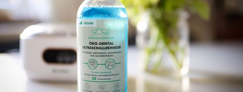 Man sieht den Öko-Dental-Ultraschallreiniger von Grashüpfer