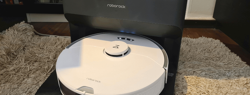 Der Roborock Saugroboter steht in der Servicestatoion im Test der besten Roborock Reinigungsmittel Alternativen.