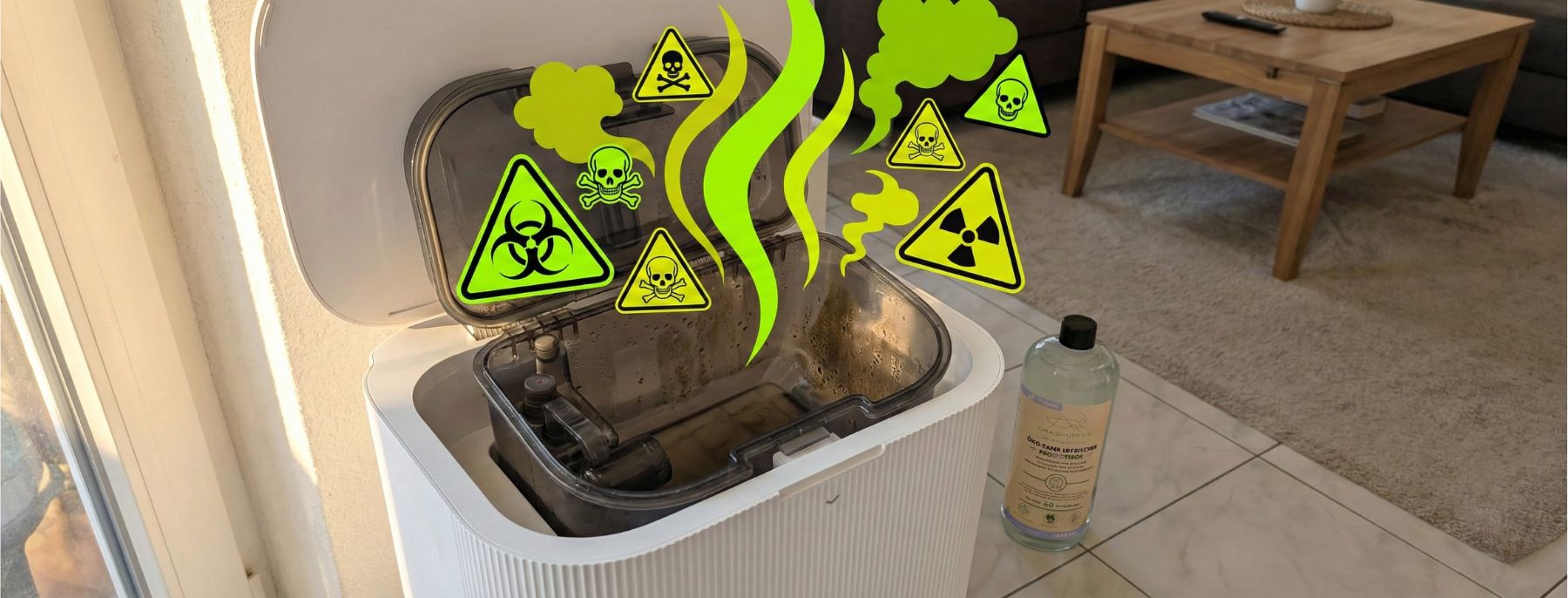 Geöffneter Schmutzwassertank einer Wischroboter-Servicestation, feuchte Innenwände und sichtbare Rückstände als Symbol für muffigen Geruch und Biofilm.