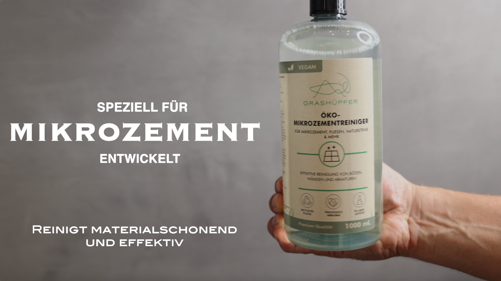 Der Öko-Mikrozementreiniger von Grashüpfer wird in der Flasche in der Hand gehalten und daneben ist eine Aufschrift: Speziell für Mikrozement entwickelt, reinigt materialschonend und effektiv.