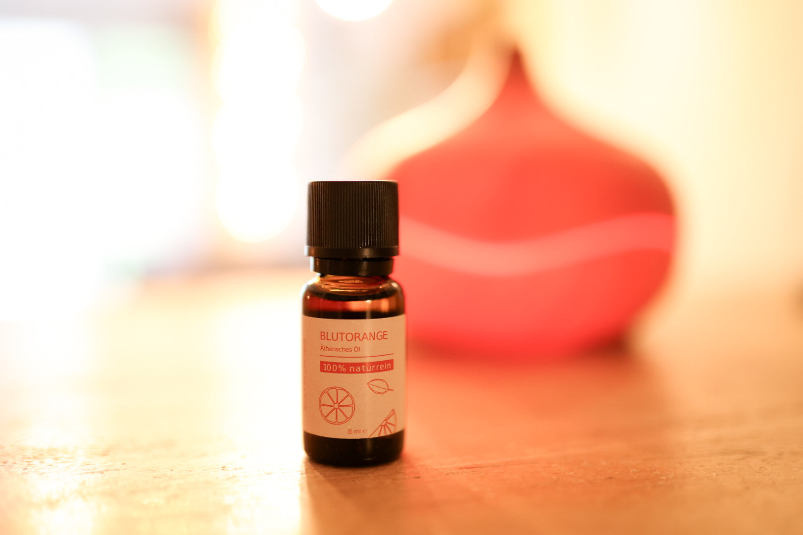 Das ätherische Blutorangenöl von Grashüpfer ist 100% naturrein und deshalb ohne chemische Zusätze hergestellt und in allen Aroma Diffusern verwendbar, deshalb steht das 15 ml Fläschchen vor einem Aroma Diffuser.