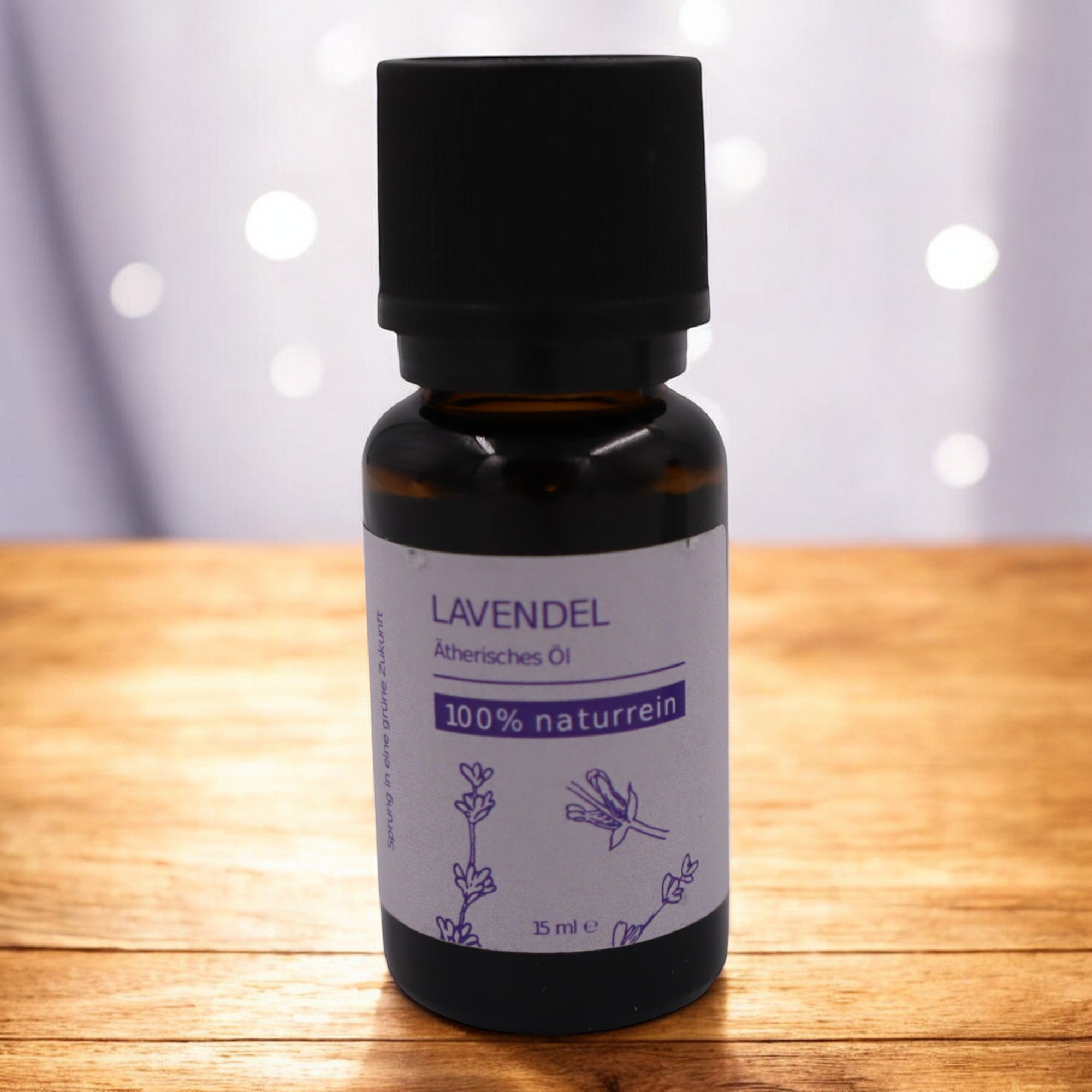 Das Grashüpfer ätherisches Lavendel Öl ist 100% naturrein und steht in einer 15 ml Glasflasche auf einem Holzbrett.