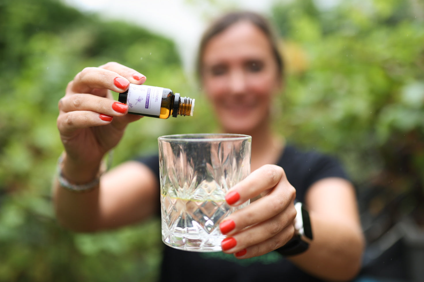 Das 100% naturreine Lavendelöl von Grashüpfer ist natürlich und ohne chemische Beisätze und kann daher einfach als Zusatz in Getränken und Nahrungsmitteln benutzt werden, daher wird es in ein Glas mit einem Getränk hinzugefügt.