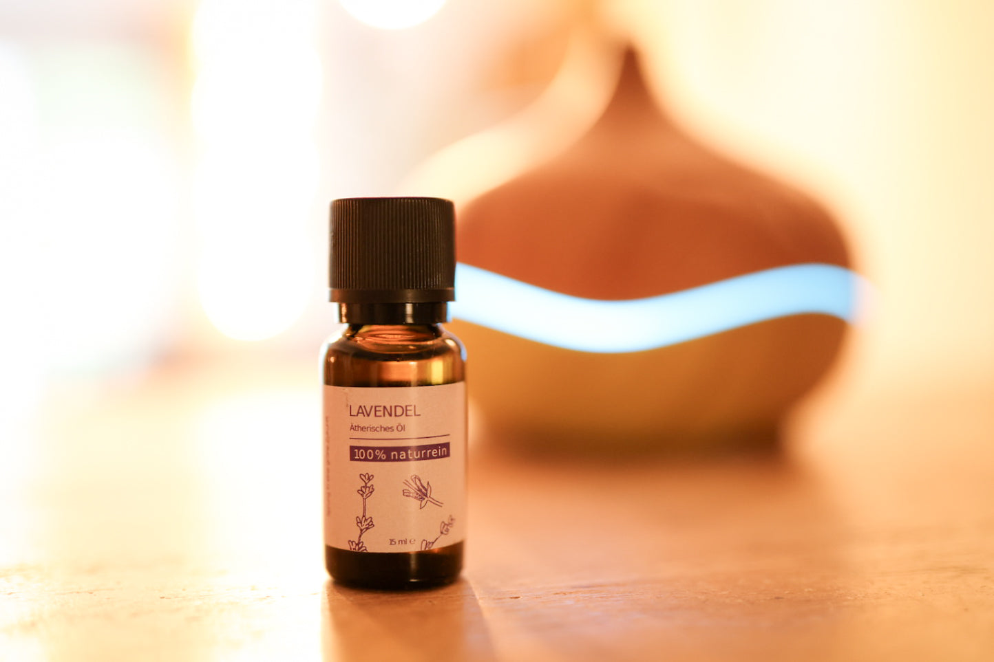 Das ätherische Lavendelöl von Grashüpfer ist 100% naturrein und kann in Aroma-Diffusern, Duftzerstäubern und Luftbefeuchtern verwendet werden und steht deshalb direkt vor einem Aroma Diffuser.