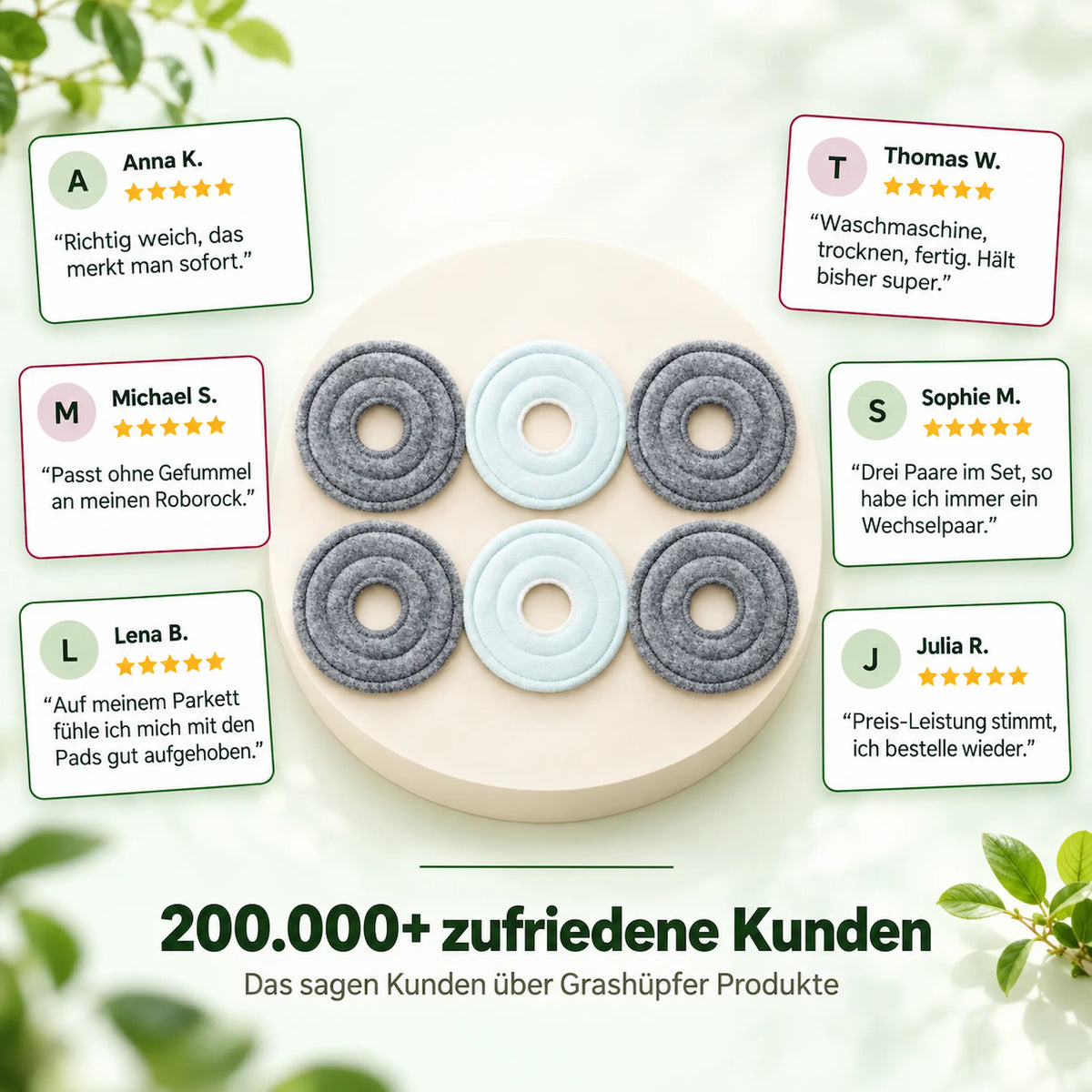 Sechs Grashüpfer Baumwoll-Wischpads mit dargestellten Kundenbewertungen zu Weichheit, Passform, Waschbarkeit und Nutzung auf Parkett.