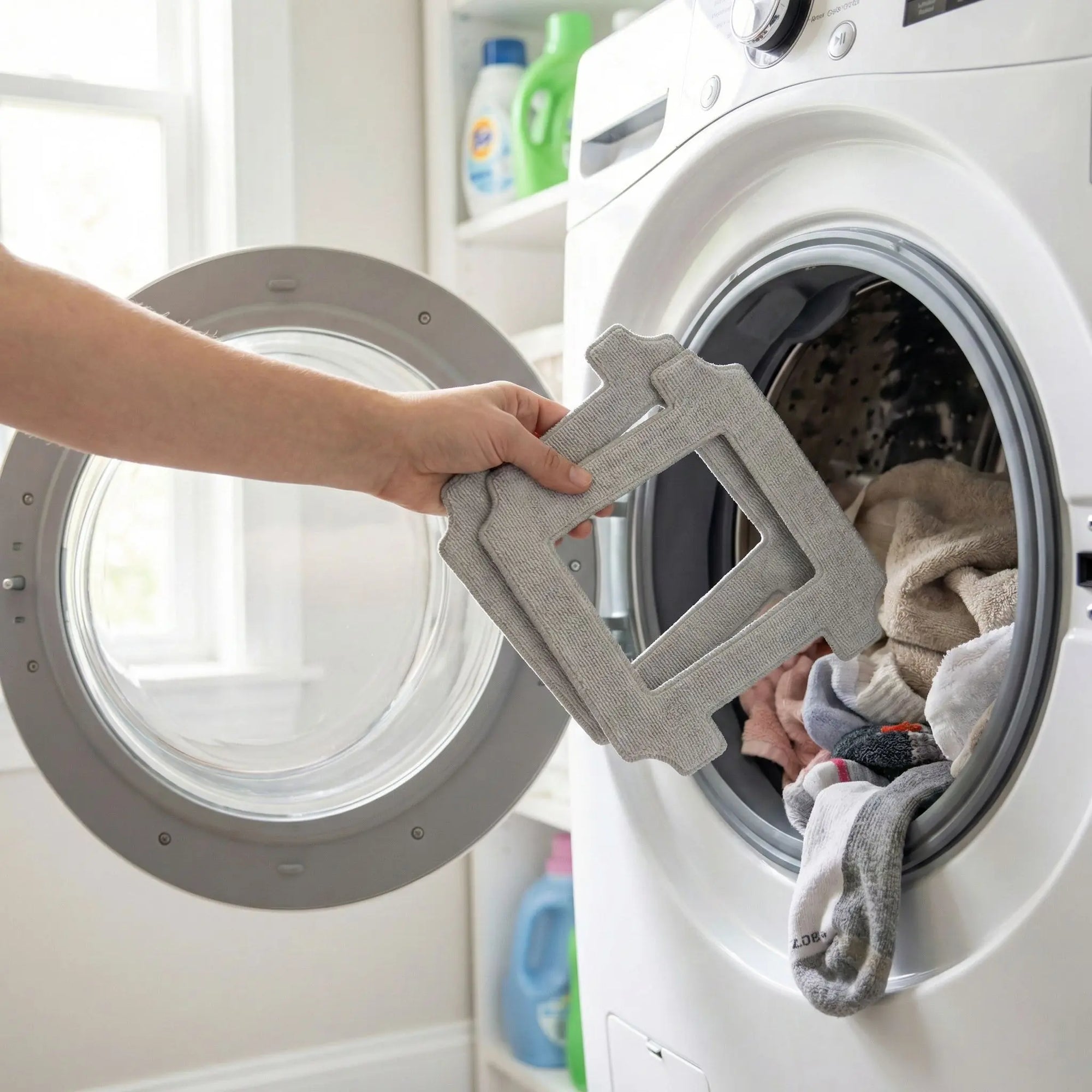 Dreame C1 / C1 Station Reinigungstücher im 6er-Set, waschbare Mikrofaser Wischpads für Fensterputzroboter werden mit anderer Schmutzwäsche in die Waschmaschine gelegt.