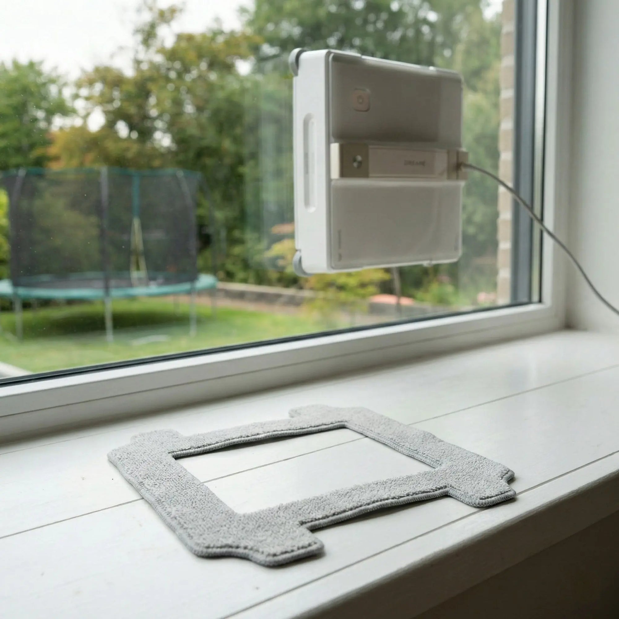 Dreame C1 Reinigungstuch mit Klett-Befestigung, passgenaues Mikrofaser Ersatzpad für Dreame C1 und C1 Station wird am Fensterputzroboter befestigt.