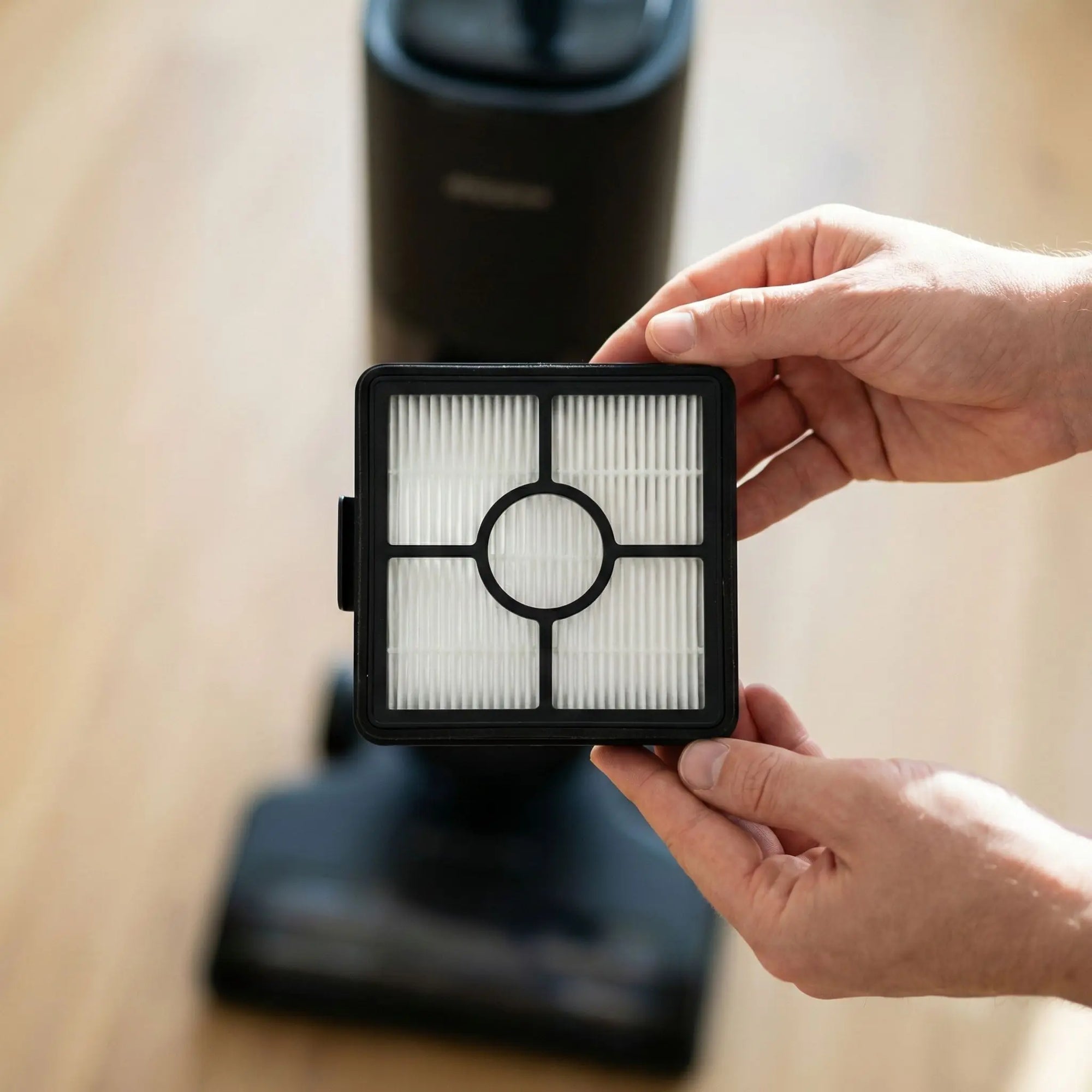 HEPA-Filter für Dreame H15 Pro Heat von Grashüpfer wird in Händen gehalten – passgenauer Ersatzfilter im 3er Set.