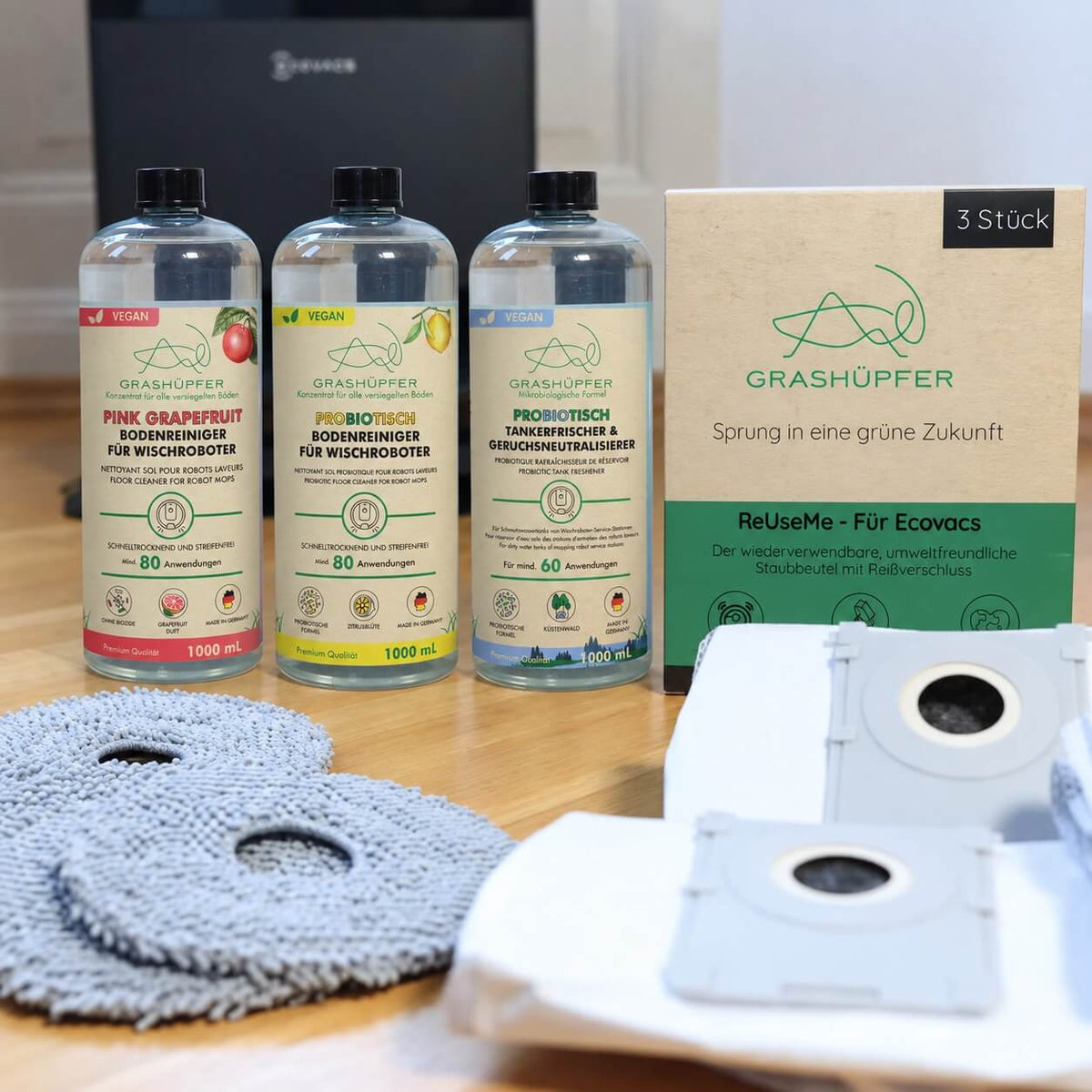 Grashüpfer ECOVACS Sorglospaket mit drei Bodenreinigern für Wischroboter, wiederverwendbaren ReUseMe-Staubbeuteln und passenden Wischpads.