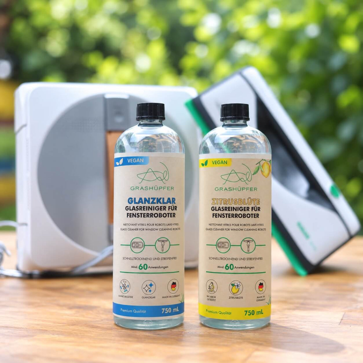 GRASHÜPFER Glasreiniger für Fensterroboter in den Varianten Glanzklar und Zitrusblüte, jeweils 750 ml, vor Fensterreinigungsrobotern.