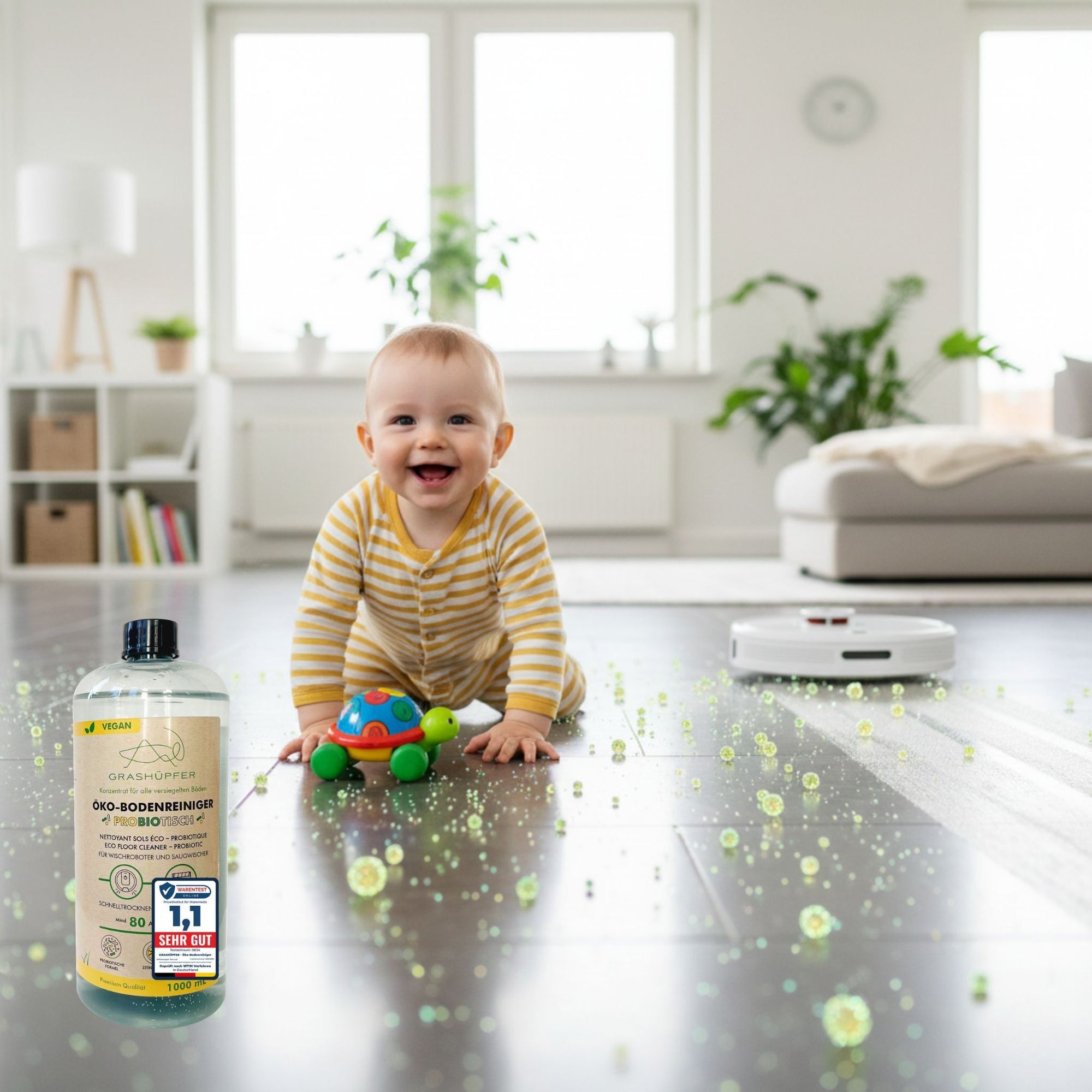 Ein Baby krabbelt auf einem frisch gewischten Boden, daneben eine Spielzeugfigur und der probiotische Öko-Bodenreiniger mit Zitrusblütenduft von Grashüpfer – sicherer Alltag dank probiotischem Öko-Bodenreiniger.