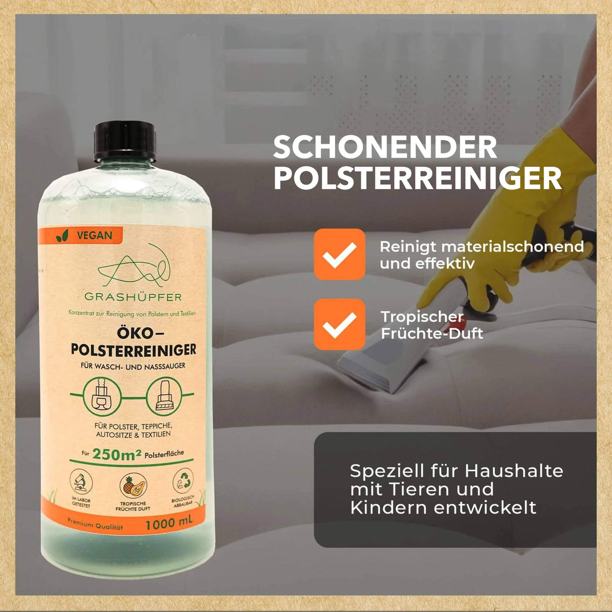Grashüpfer Polsterreiniger für Wasch- und Nasssauger neben der Reinigung eines Sofas, dargestellt für eine materialschonende Polsterreinigung.
