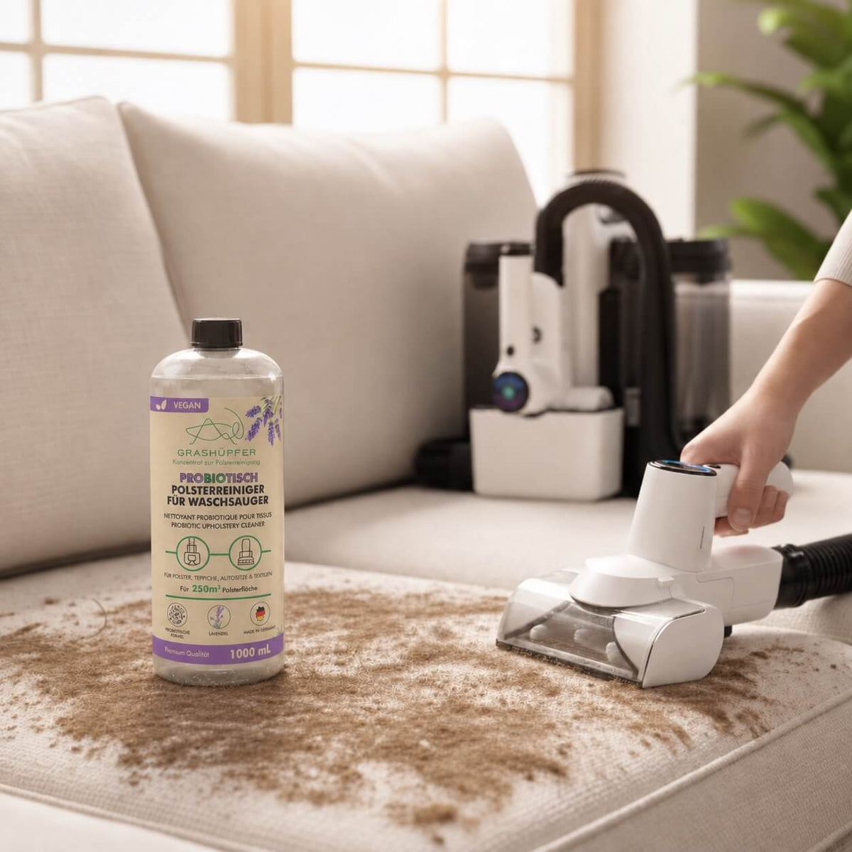 GRASHÜPFER probiotischer Polsterreiniger für Waschsauger bei der Reinigung eines verschmutzten Stoffsofas.