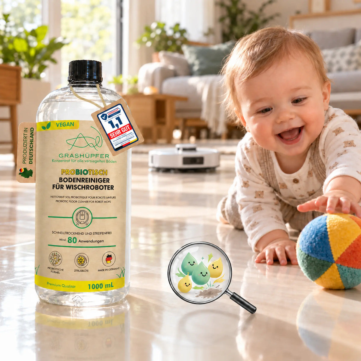 GRASHÜPFER probiotischer Bodenreiniger für Wischroboter Zitrusblüte mit Baby und Saug-Wischroboter in einem hellen Wohnraum.