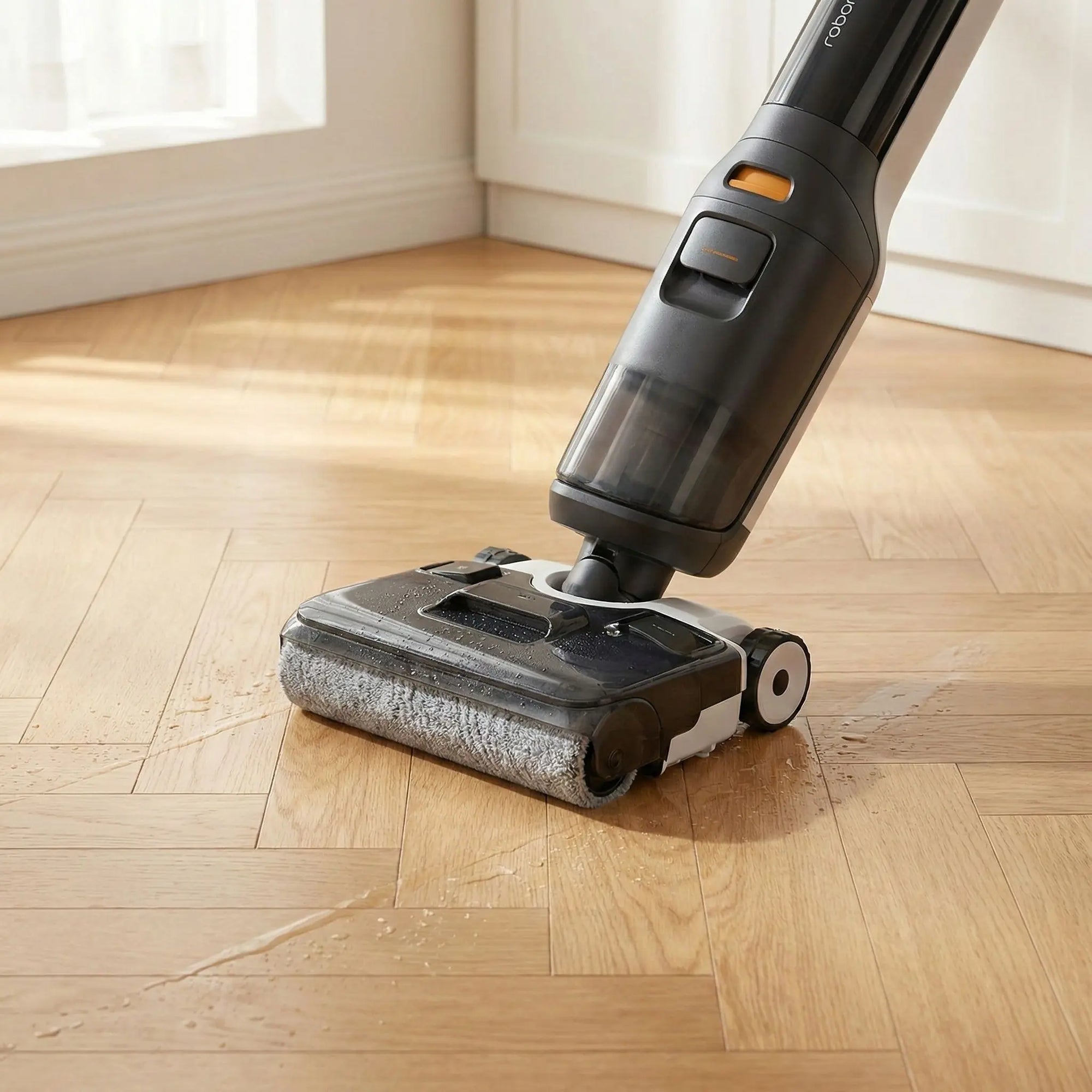 Die Roborock F25 Bürstenrolle von Grashüpfer wird im Einsatz gezeigt, entscheidend für Saugleistung, Wasserverteilung und Bodenpflege.