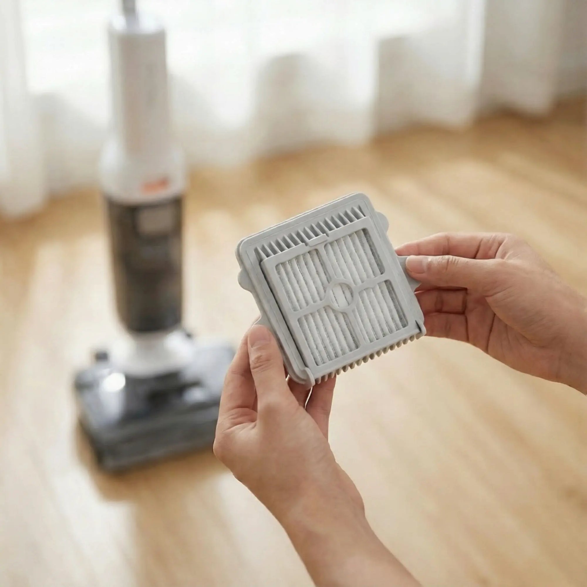 HEPA-Filter für Roborock F25 von Grashüpfer wird in Händen gehalten – passgenauer Ersatzfilter vor dem Gerät.