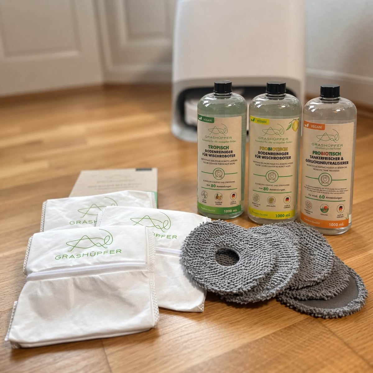GRASHÜPFER Zubehör für Roborock mit Bodenreiniger Tropisch, probiotischem Bodenreiniger Zitrusblüte, probiotischem Tankerfrischer Toskana, Staubbeuteln und Wischpads.