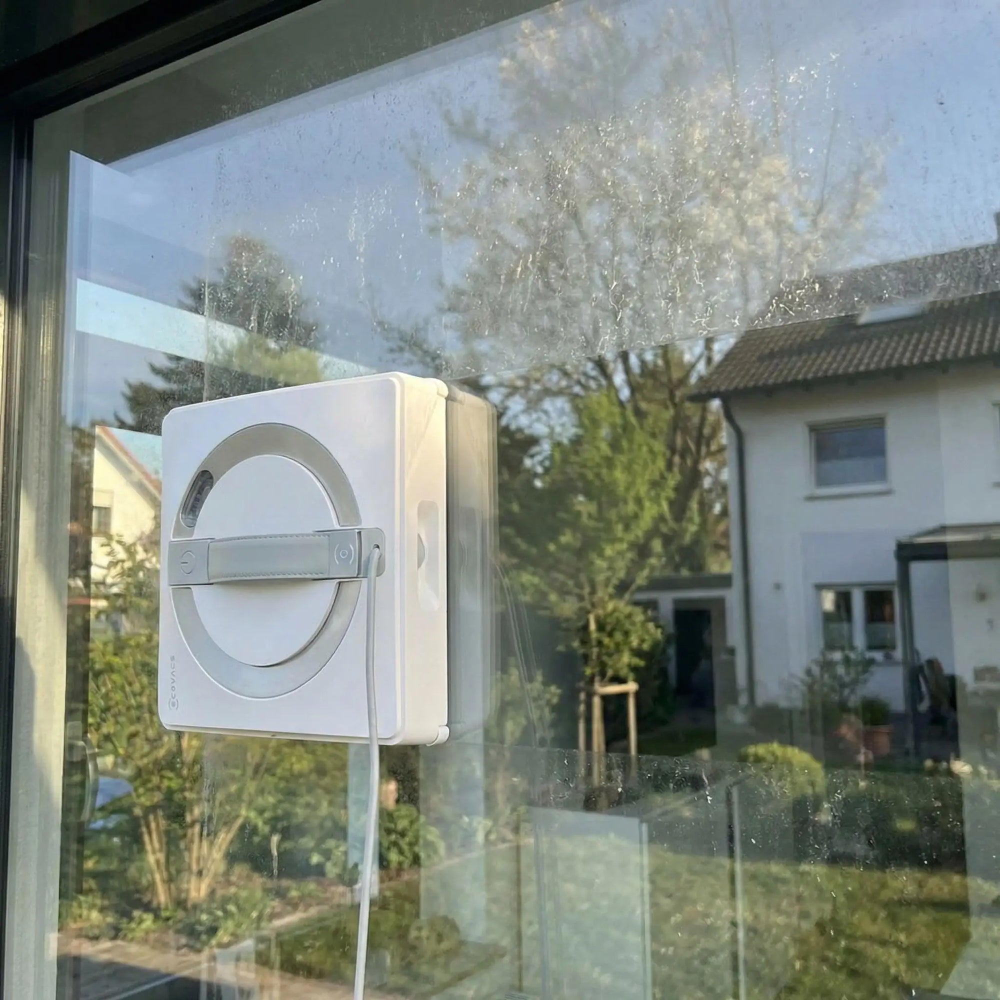 WINBOT Reinigungspad im Einsatz auf Glasfläche, streifenfreie Reinigung mit Fensterputzroboter.